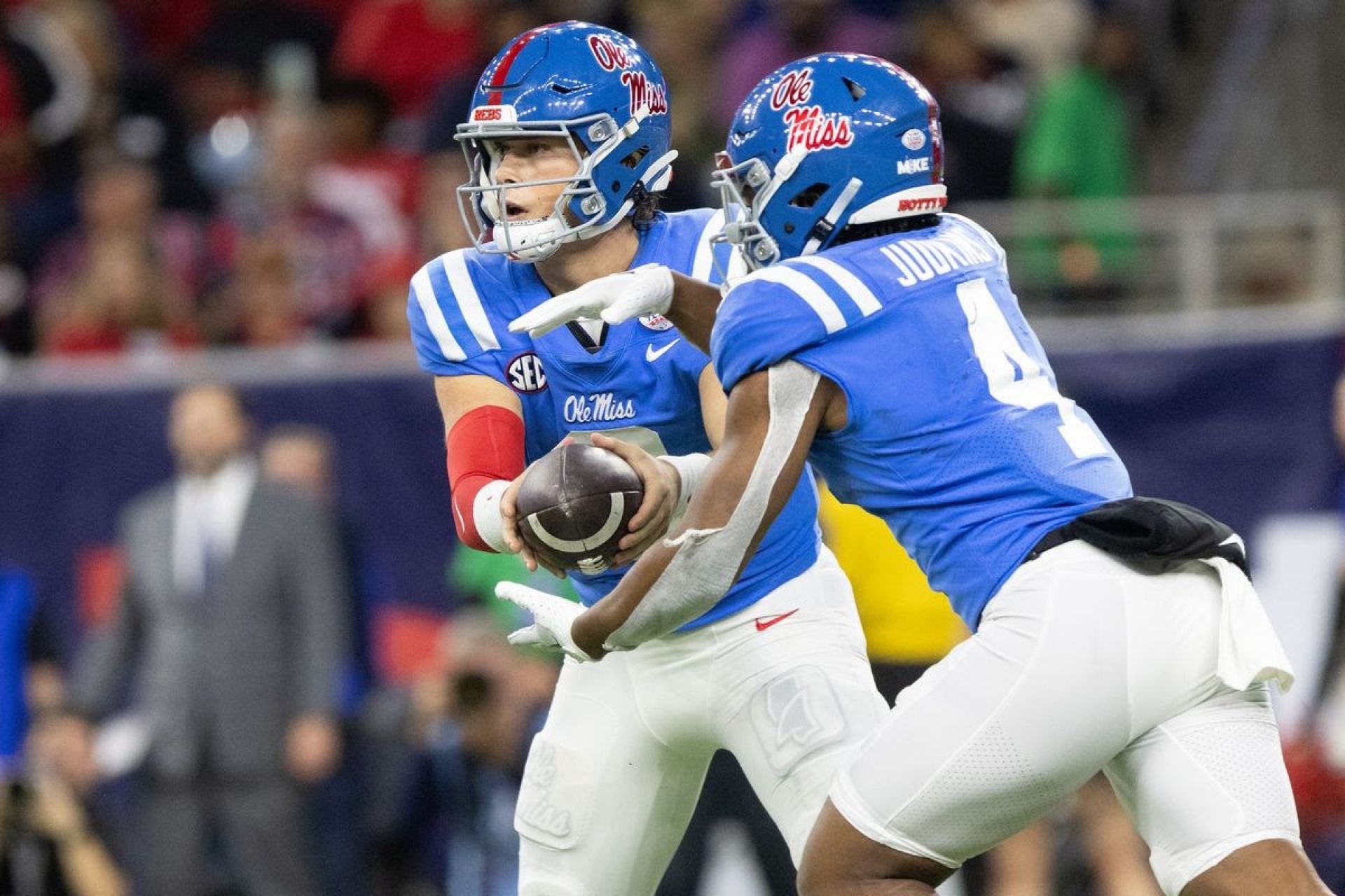 Jackson Dart handing the ball off