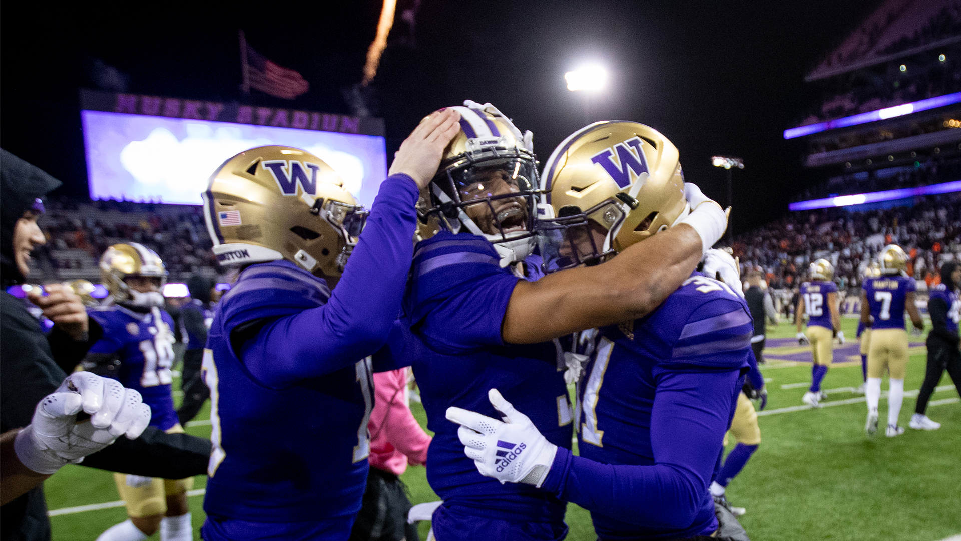 Washington celebrates after beating Oregon