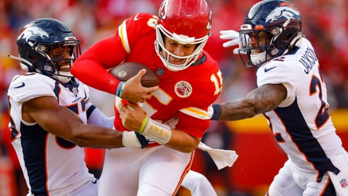 Patrick Mahomes running against the Broncos