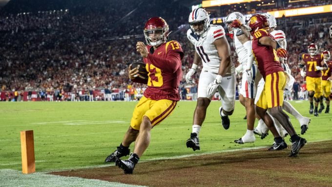 Caleb Williams running in for a 2-point conversion in victory over Arizona