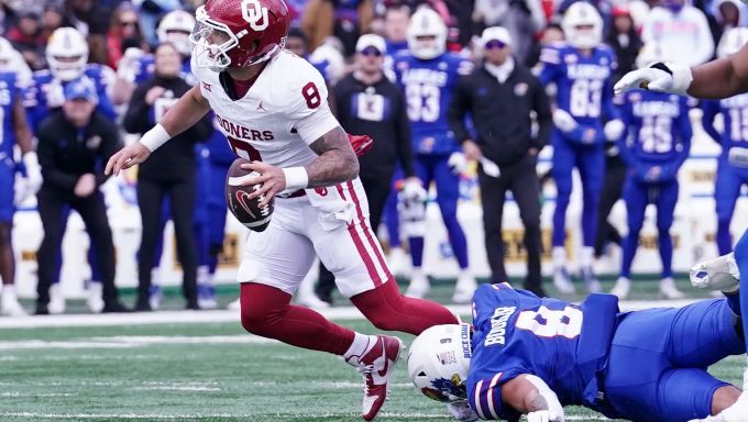 Dillion Gabriel escaping pressure against Kansas