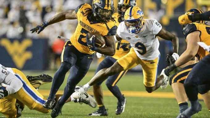 West Virginia RB cruising through Pitt defense in 17-6 victory.