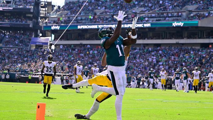 AJ Brown catching the ball