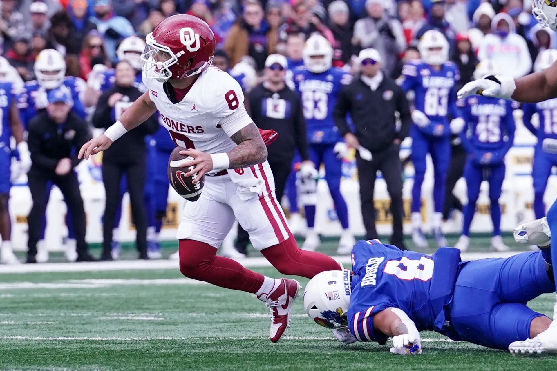 Dillion Gabriel escaping pressure against Kansas