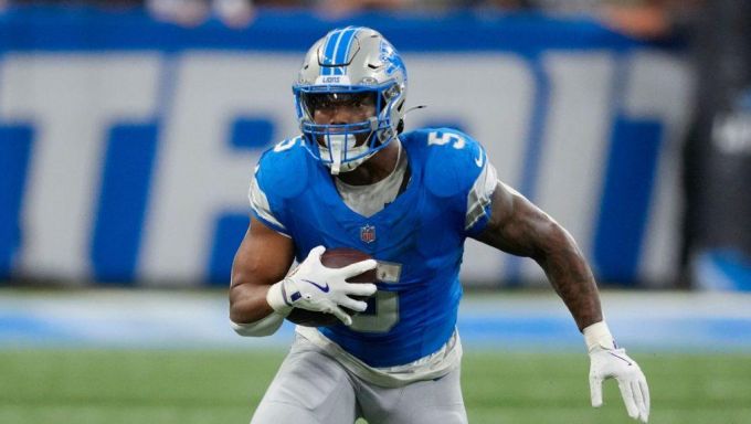 Montgomery with the ball