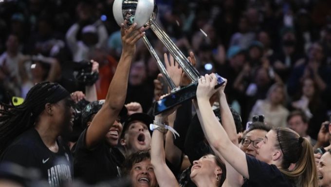 Liberty with the trophy