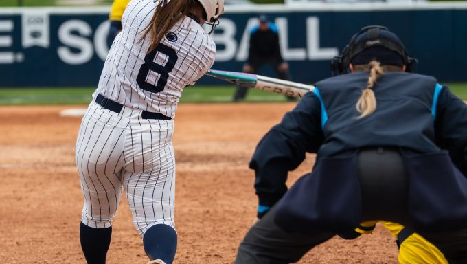 Brooke Klosowicz swinging at softball