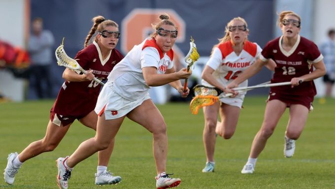 Syracuse lax player carrying the ball