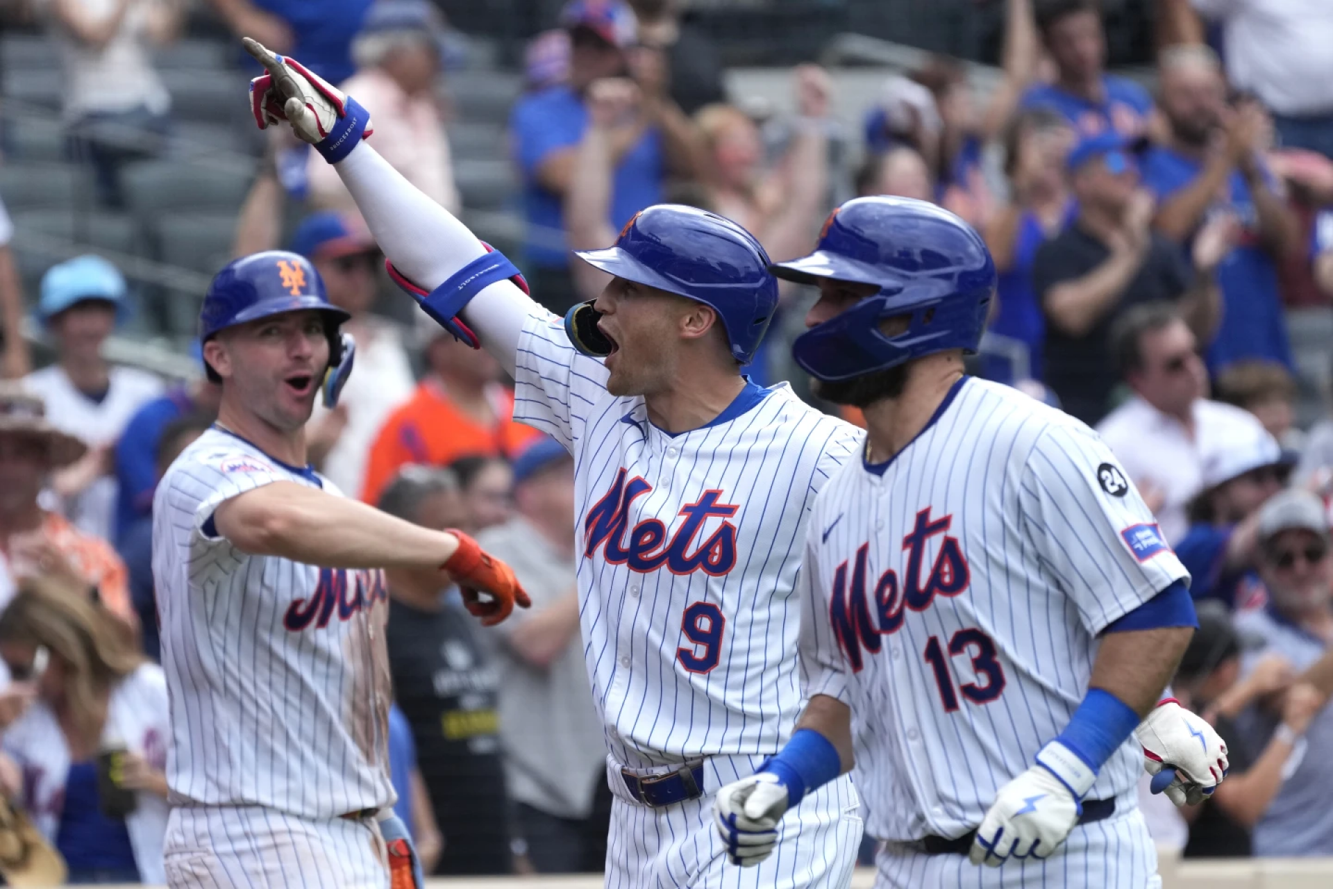 Nimmo celebrating with the Mets
