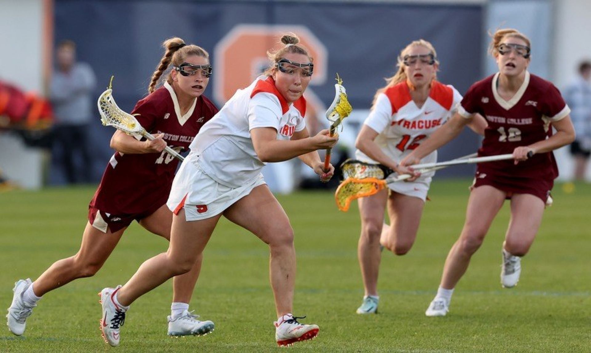 Syracuse lax player carrying the ball