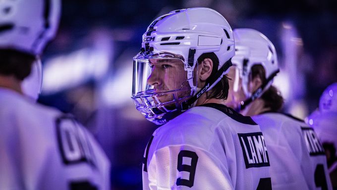 Xander Lamppa during pregame against Minnesota on Dec. 2