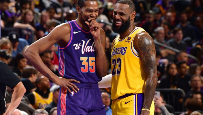 Kevin Durant and Lebron James talking during a Suns-Lakers game