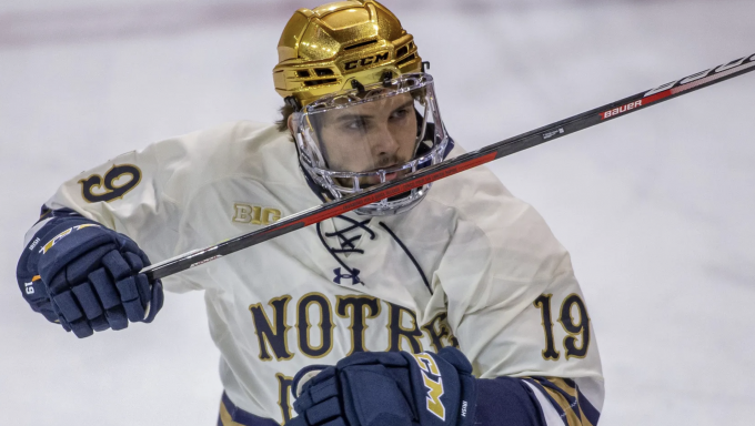 Notre Dame hockey forward Landon Slaggert