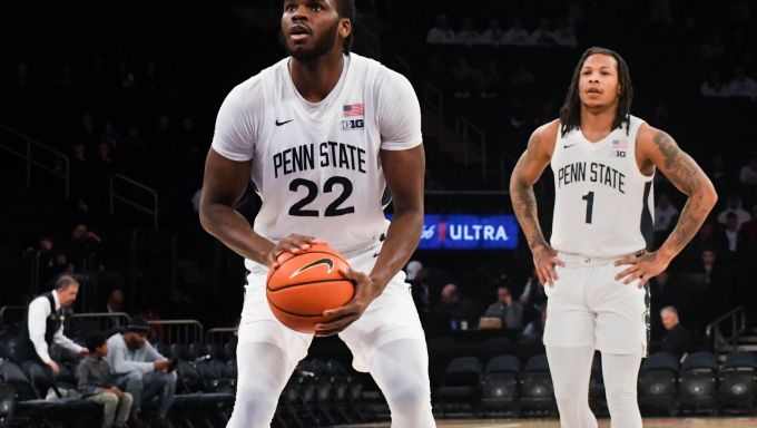 Qudus Wahab shoots free throws with Ace Baldwin Jr. looking on