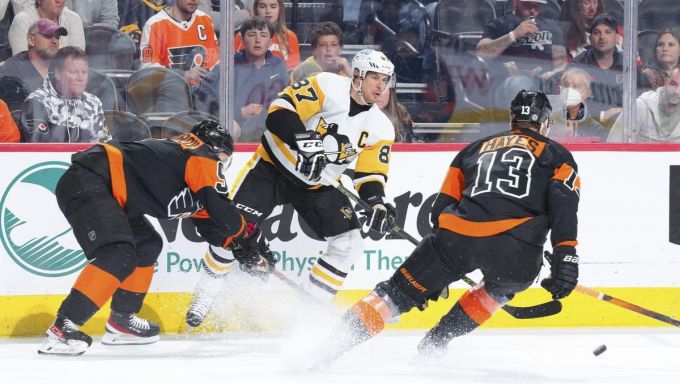 Sidney Crosby skating against the Flyers