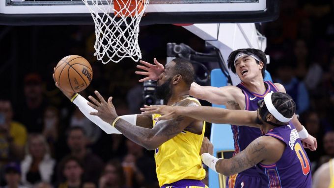Lebron James reverse layup versus Suns