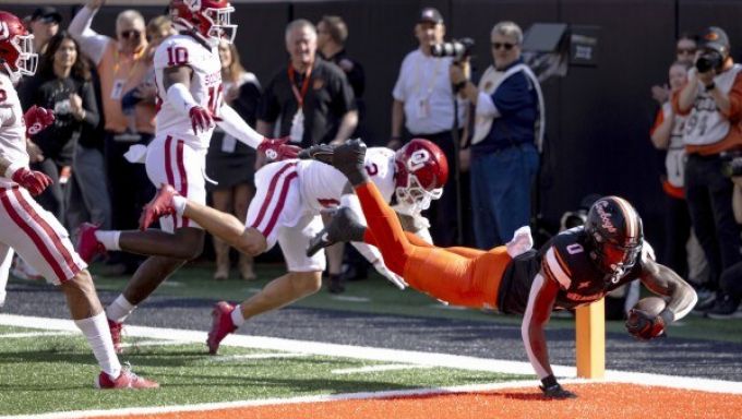 Ollie Gordon diving into the endzone