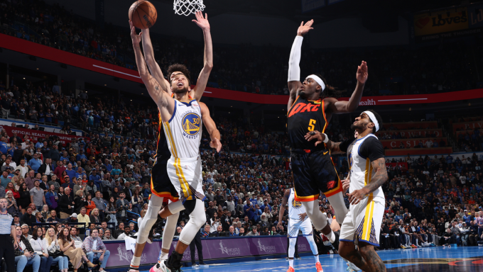 Steph Curry driving to the lane