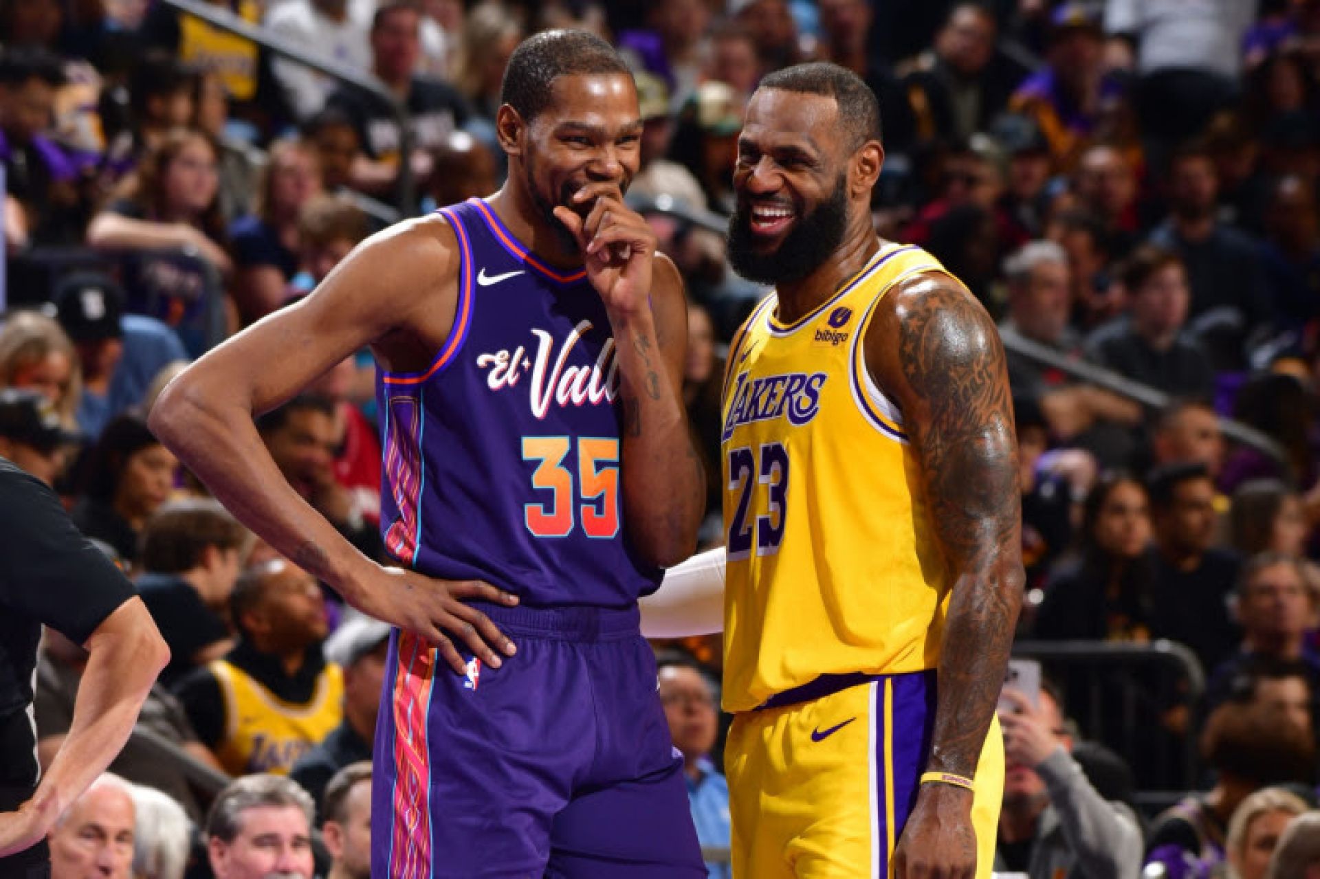 Kevin Durant and Lebron James talking during a Suns-Lakers game