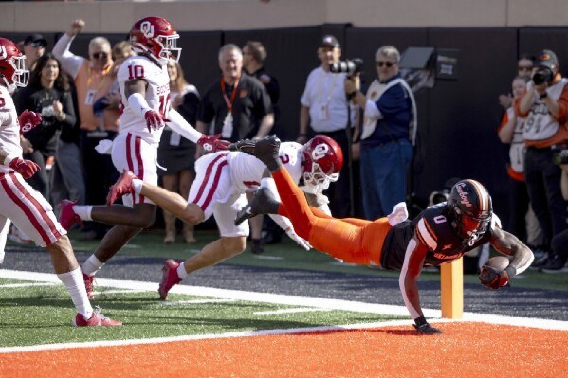 Ollie Gordon diving into the endzone