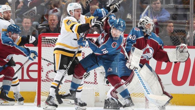 Penguins and Avalanche battling in front of the net