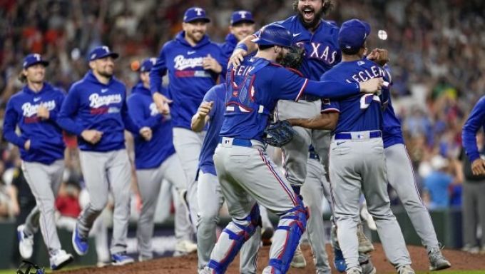 Texas Rangers celebrate after winning ALCS
