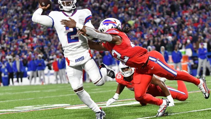 Tyrod Taylor escaping pressure against the Bills