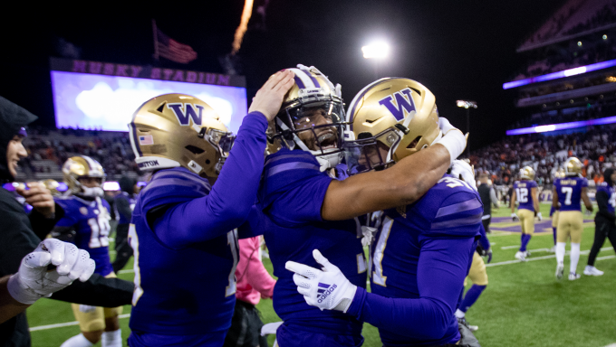 Washington celebrates after beating Oregon