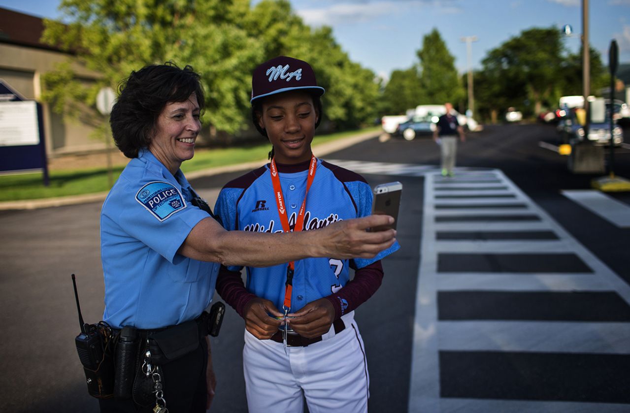 Police officer takes selfie with Mo'Ne Davis