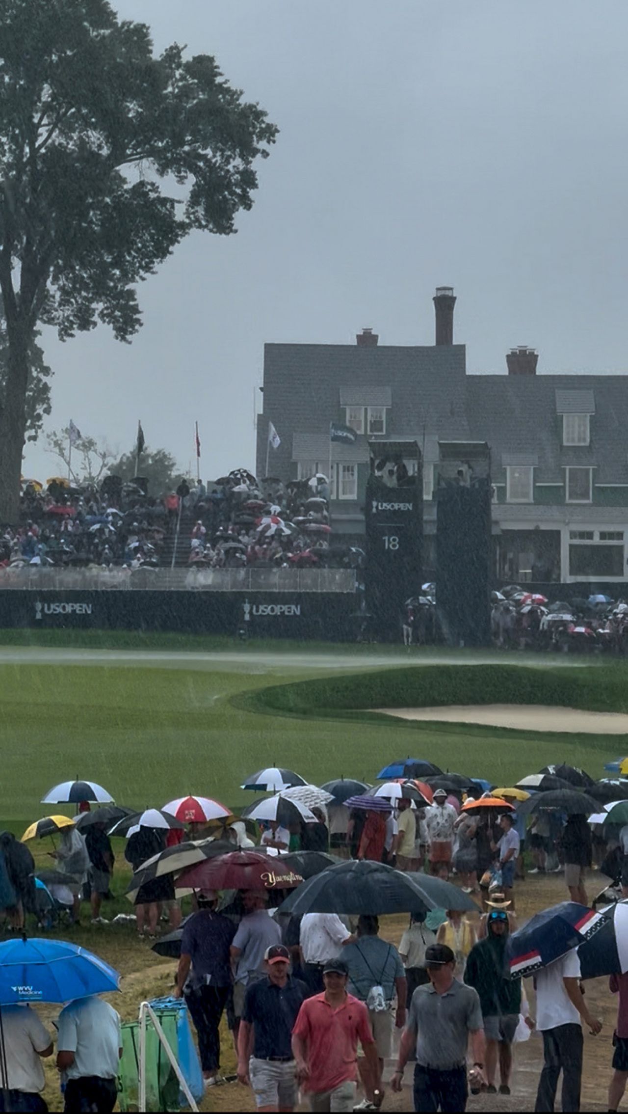 Fand under umbrellas at a golf course