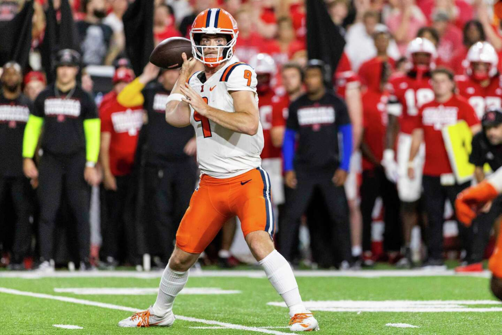 Altmeyer throwing the ball