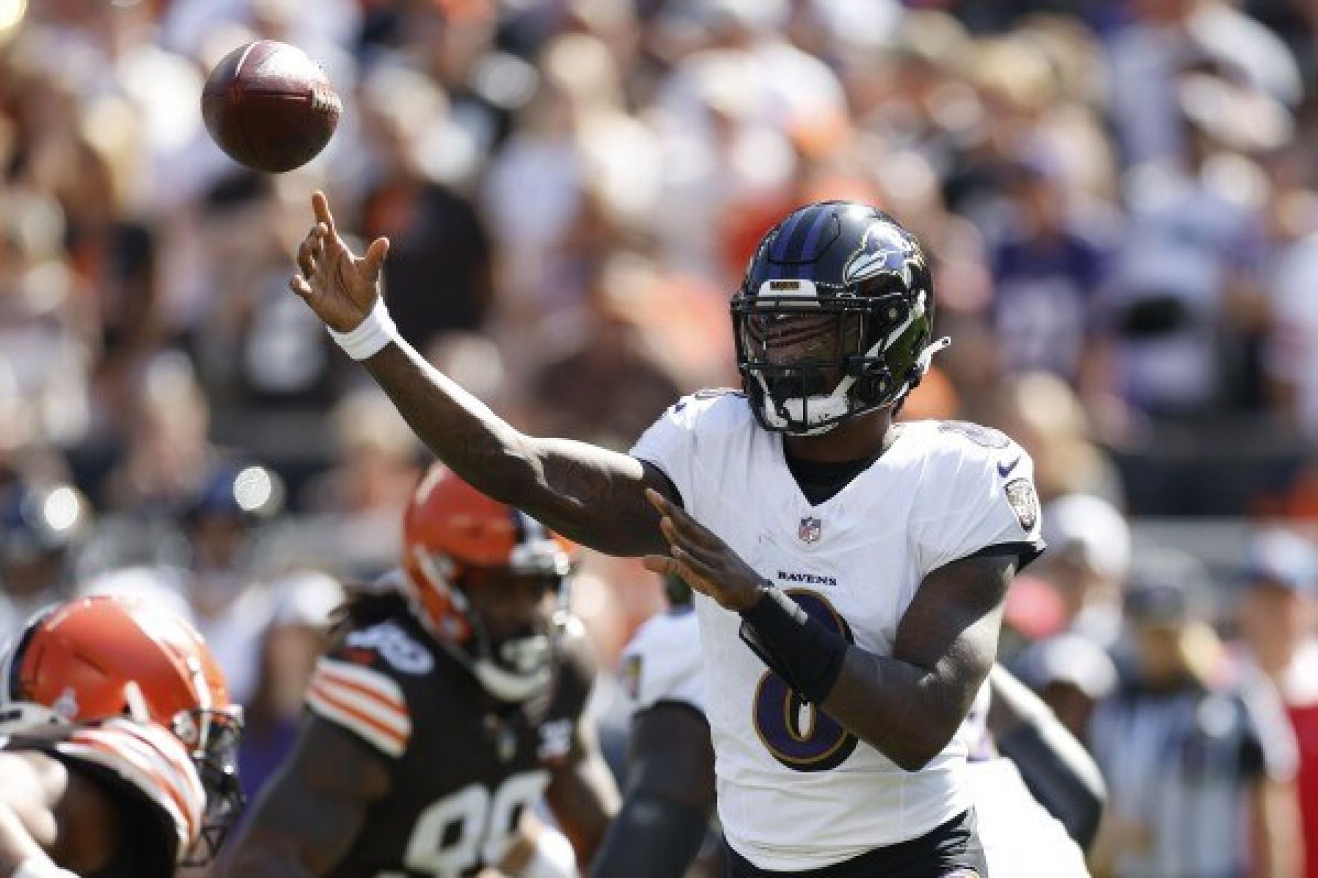 Lamar throwing the ball