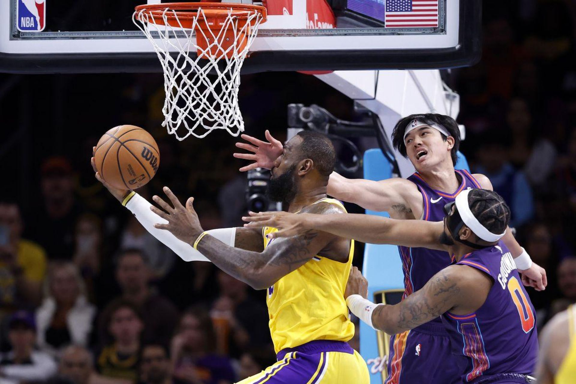 Lebron James reverse layup versus Suns