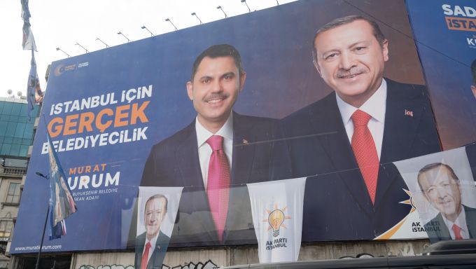 A campaign billboard for city mayor candidate Kurum Murat and Turkey President Recep Tayyip ​​Erdoğan spans an entire building overlooking Galata Bridge and the Golden Horn on Wednesday in Istanbul. ( Photo by Jackson Ranger)