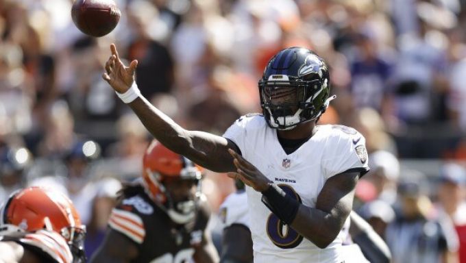 Lamar throwing the ball