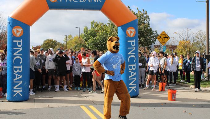 Photo of the Nittany Lion at the start of the THON 5K