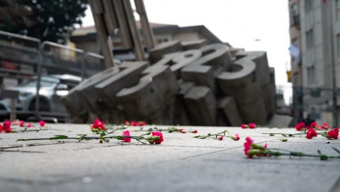 Carnations on the ground after the Saturday mothers protest in Istanbul