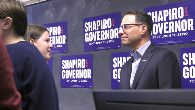 Governor Shapiro speaking with students during a stop on the campaign trail to Penn State's University Park campus