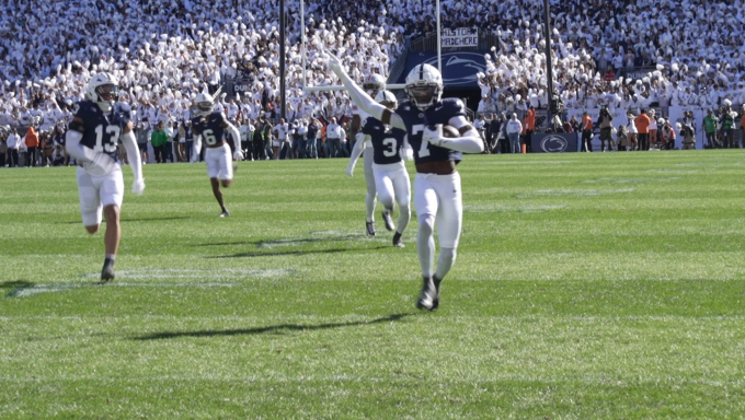 Zion Tracey returning a pick 6