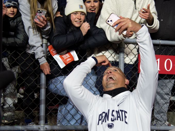 Franklin selfie with fans