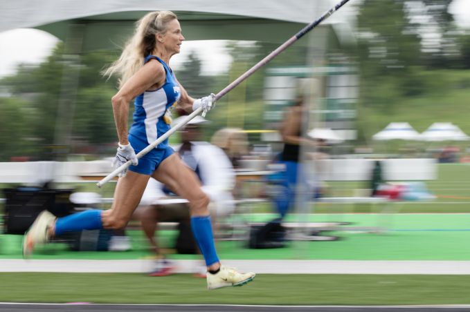 Pole vaulter in blue on approach