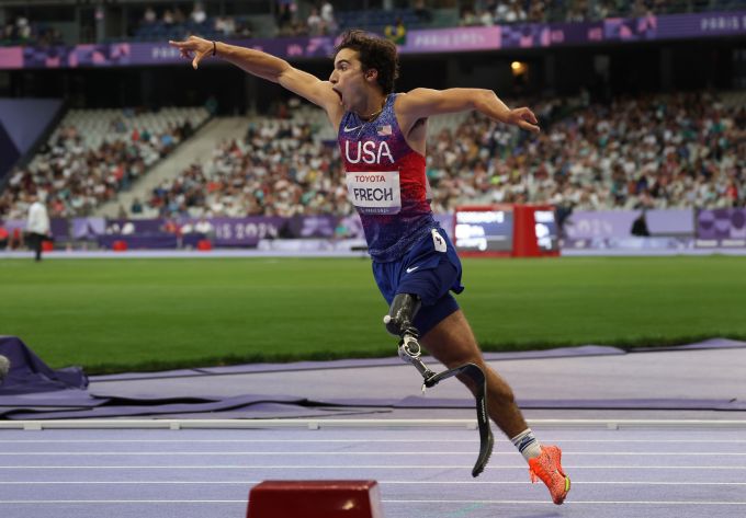 A paralympic sprinter on the track