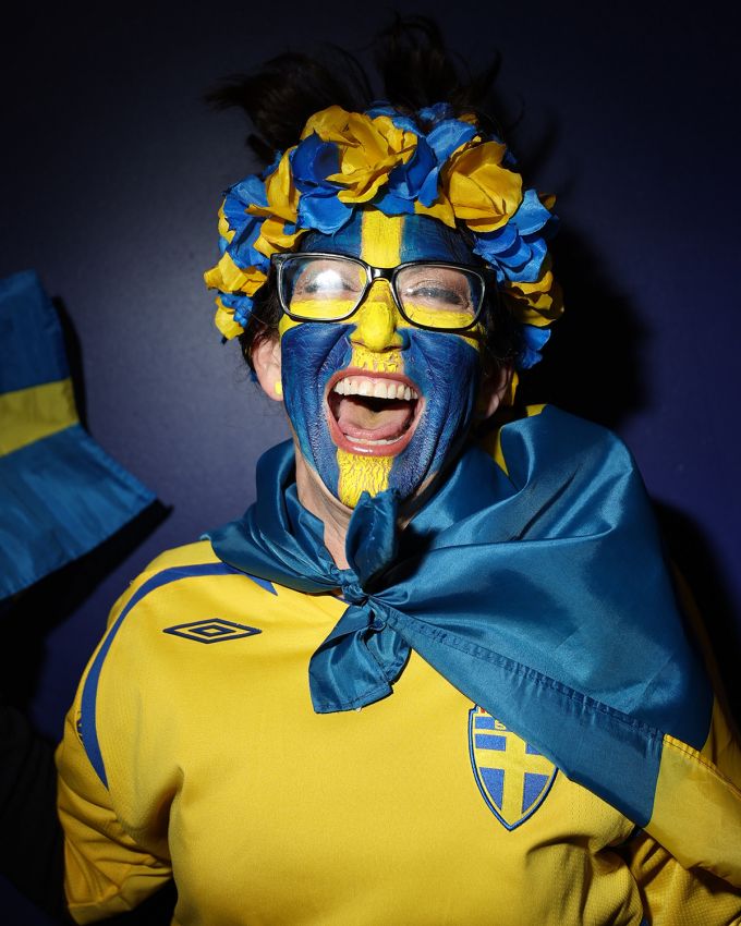 Swedish fan with blue and yellow wig
