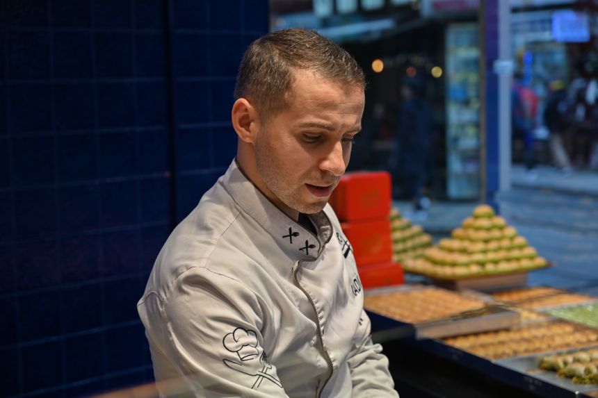 Abdullah Yiğiter organizes a box of baklava in the Fatih location of Diyar Usta (Photo By Jace O'Barto)