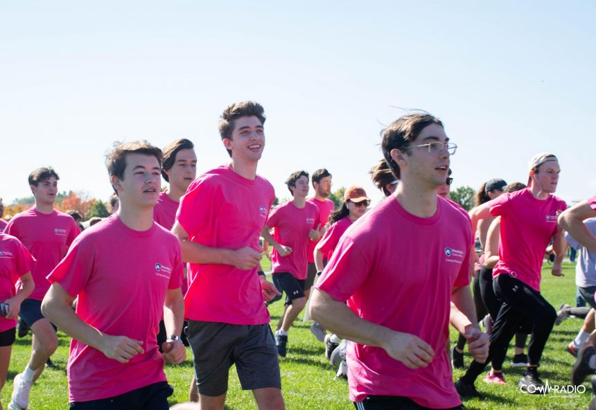 Students running in the Penn State Ice Cream Mile