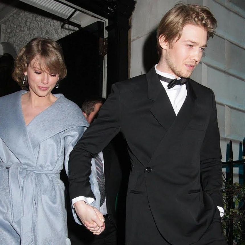 Photo of Taylor Swift and Joe Alwyn